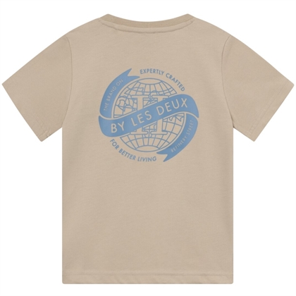 Les Deux t-shirt Globe - Light Desert Sand/Washed Denim Blue 